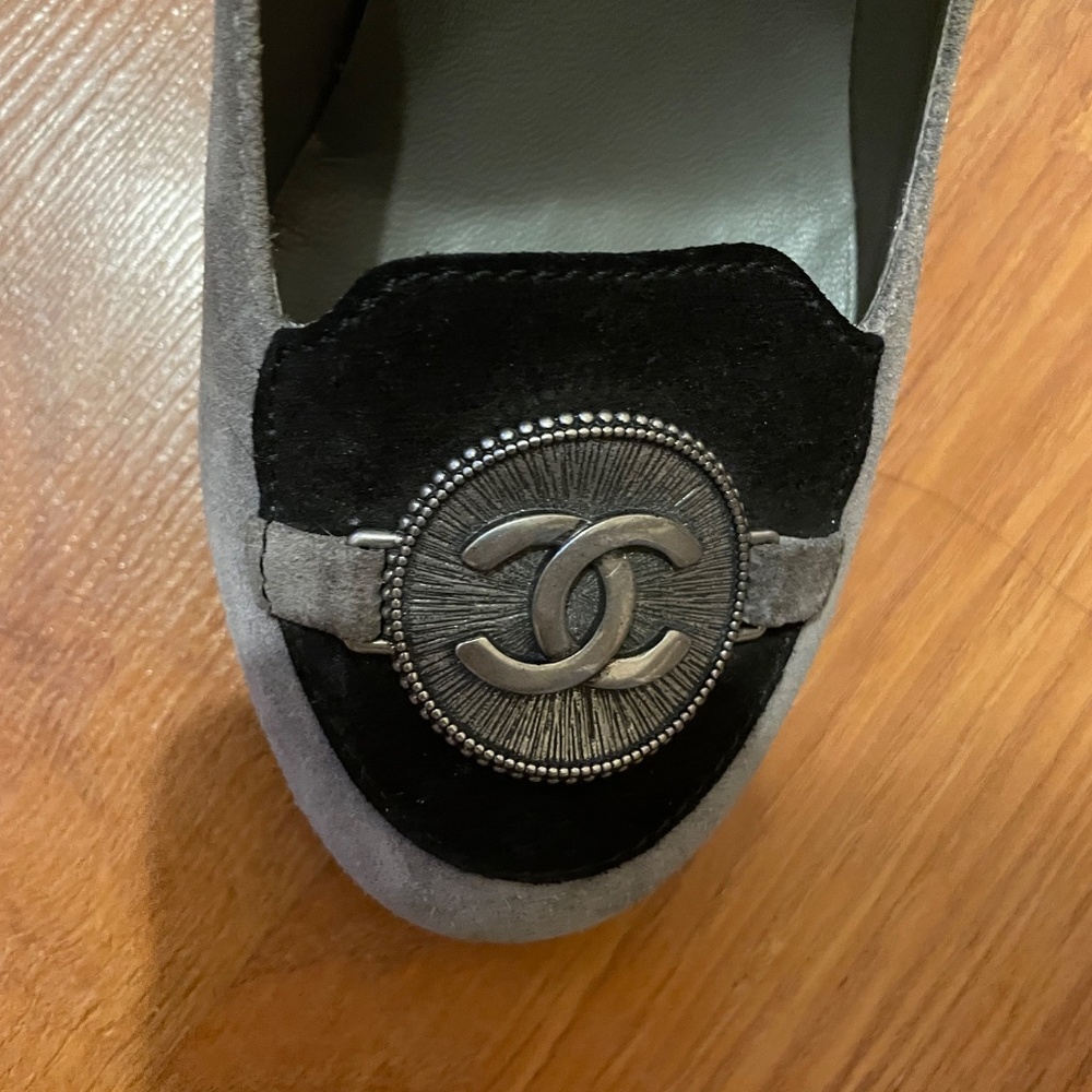 CHANEL Gray Suede Heels with Black Velvet Cap Toe and Silver CC Medallion - Picture 2 of 4